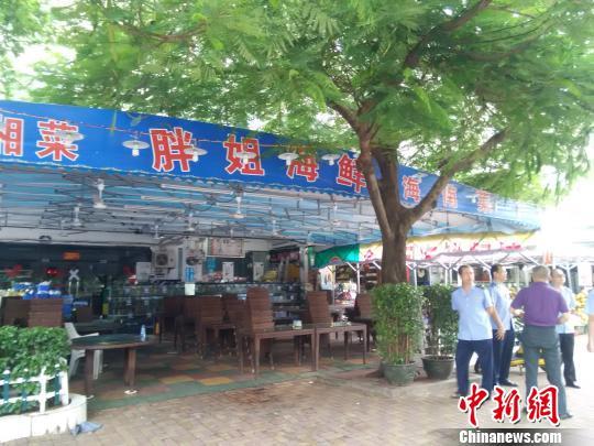 10月13日下午,三亚市工商局对“鑫福园胖姐海鲜店”进行了查封。 尹海明 摄