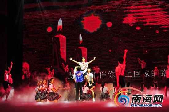 跳舞《亲爱的小孩》。(南海网记者 秦彦 摄)