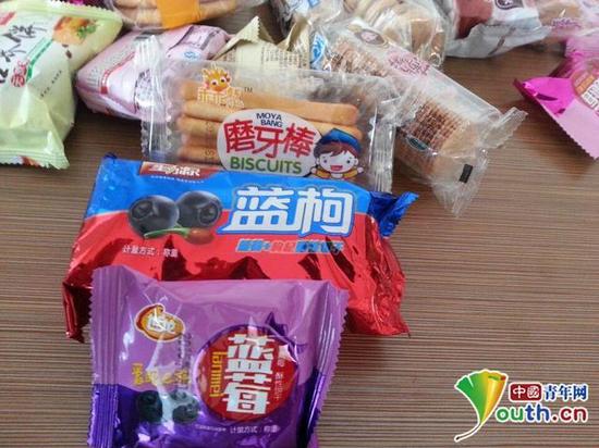 沂水中小食品厂生产的添加了各类成分的饼干小食品。中国青年网记者 宿希强 摄