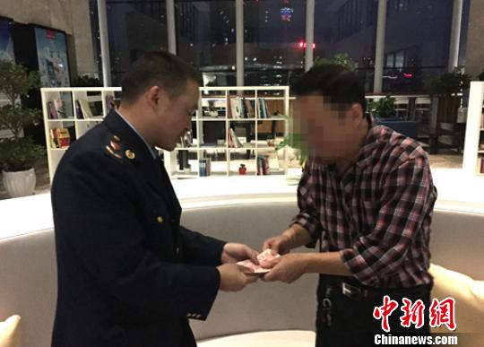 调查执法人员向徐先生退还所购天麻货款4000元