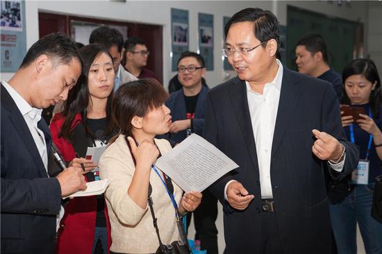 德州经济技术开发区党工委委员王大山（前排右一）向记者介绍开发区发展情况