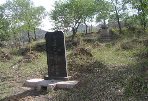 網帖文圖：杜家祖墳佇立新路盡頭