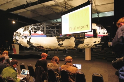10月13日在荷兰希尔泽赖恩展示的经过复原整理的马航MH17客机残骸。新华社发