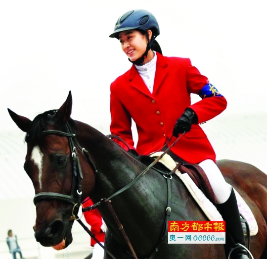 今年9月20日举办的全国“现代五项”冠军赛总决赛中,钟秀婷参加马术比赛。此次,她首次登上成人组领奖台,获得一枚银牌。受访者供图