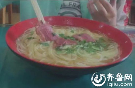 牛肉面里面有三片牛肉,吃起来最大的特点就是酸