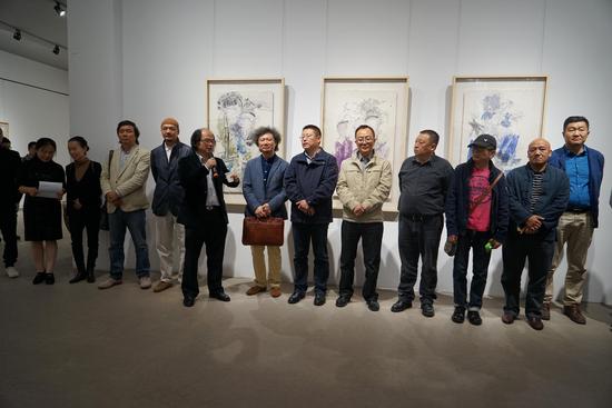 学术主持张晓凌讲话