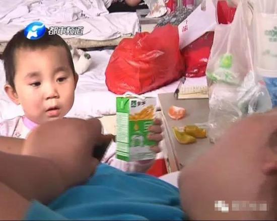 對于一個孩子來說，3歲正是貪玩、在父母懷中撒嬌的年紀。然而，3歲的倩倩非但沒法在媽媽的懷里撒嬌。相反，還需要承擔起照顧媽媽的重任。