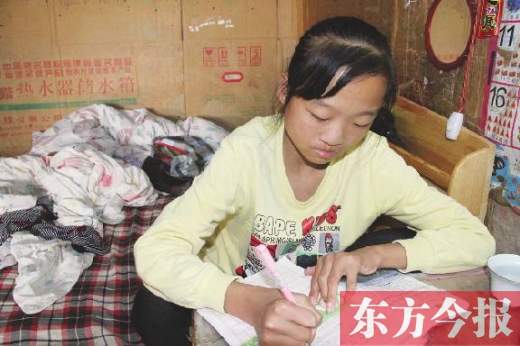 老太收废品抚养唇裂弃婴12年