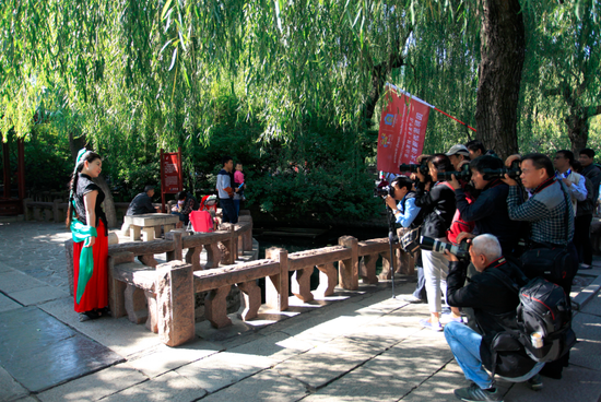 摄影师们在趵突泉内采风。