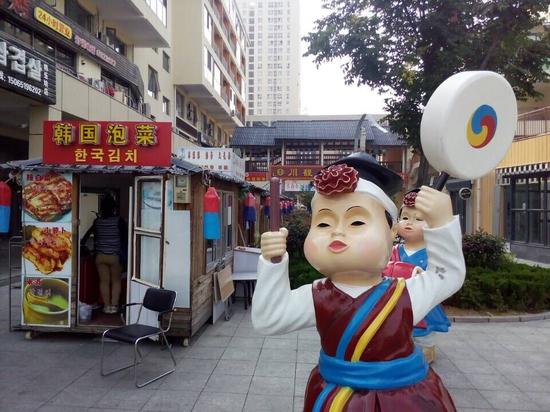 10月14日,“新常态·新定位·新提升——第十一届中国网络媒体山东行”东线采访团来到威海经济技术开发区韩乐坊,感受这个离韩国最近的中国城市里洋溢的“韩风”魅力