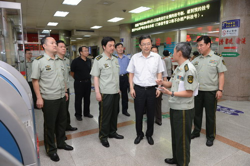 孙志刚任卫计委副主任期间在武警总医院门诊大厅调研。