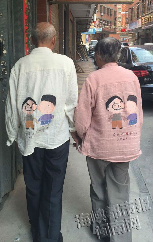 福建一对结婚近55年的老夫妻穿着卡通版情侣装，手牵手走在路上。（图片来源：海峡都市报）