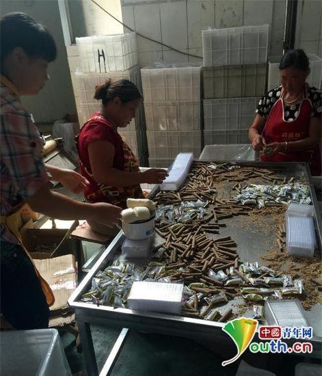 　有工人把工作臺當成了“餐桌”。中國青年網記者 宿希強 攝 