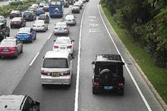 天价罚单！豪车23次占应急道被罚款6.9万