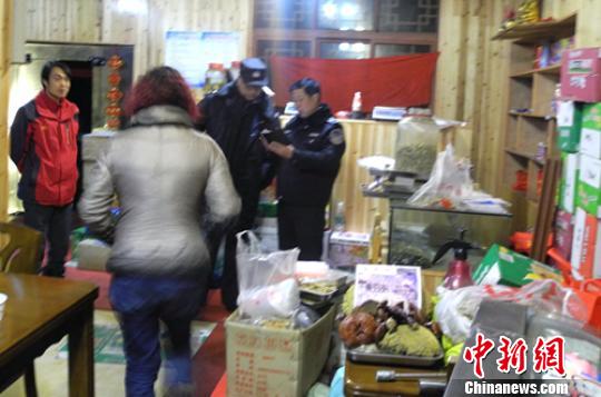 调查执法人员正在被曝光商户店中展开调查取证