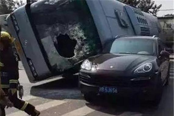 上海满载学生巴士侧翻：救人的不是保时捷