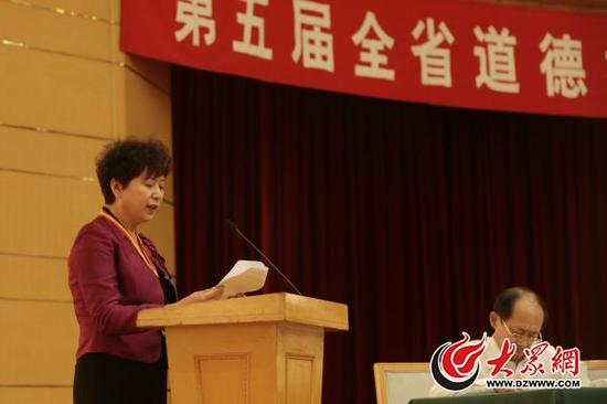道德模范代表房泽秋在表彰会上发言。