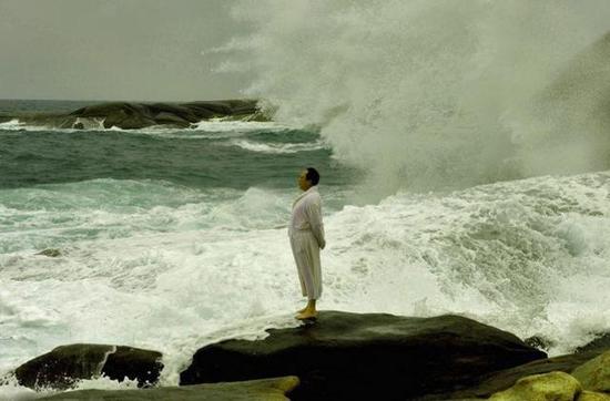 毛泽东伫立在北戴河海边