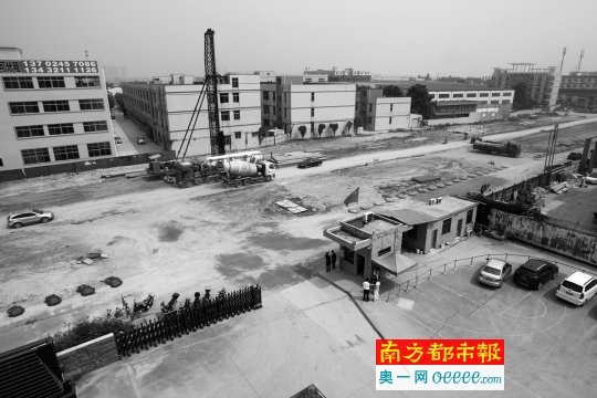 10月14日上午,江海区龙溪路。施工中的道路两旁厂房众多。