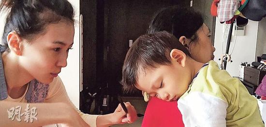 诸葛紫岐为儿子亲剪头发