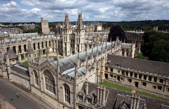 资料图：英国牛津大学一直保持着非常严苛的录取标准。（图片来源：彭博社）