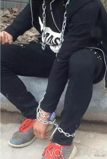 用铁链拴子游街示众，显得太无知太过分了