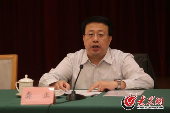山东省委副书记龚正在表彰会上发表讲话。