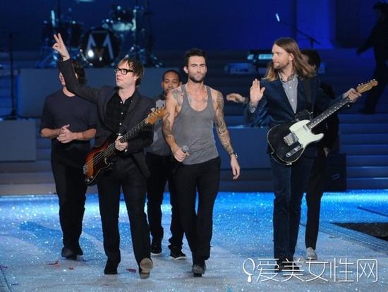 Maroon 5魔力红乐队集体亮相