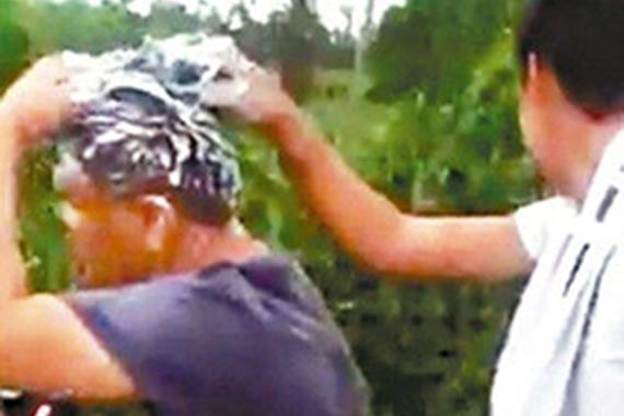 男子边骑摩托边洗头：右手骑车左手抓头