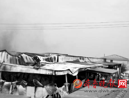 14日上午，沾化一家冬枣仓库起火，60万斤冬枣被烧毁，幸无人员伤亡。本报记者李运恒摄