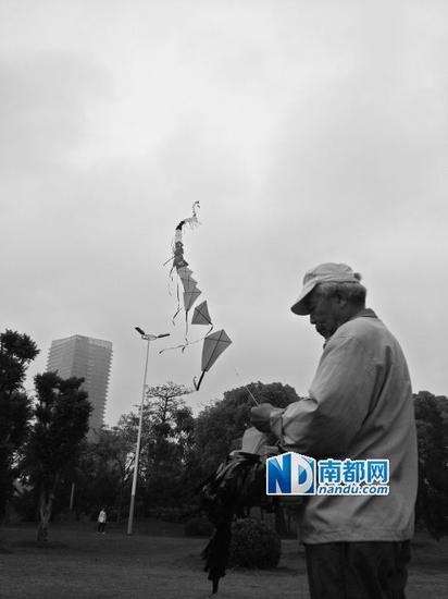 李伯在文华公园广场放风筝。 南都记者 冯雷亮 摄
