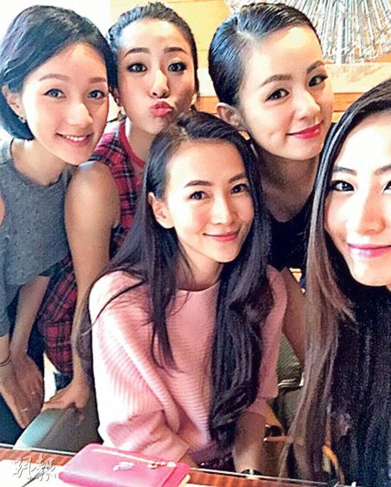 诸葛紫岐（中）这个老板娘与旗下一班女艺人经常互动聚会