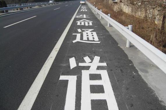 占用应急车道现象频发 什么情况下使用呢