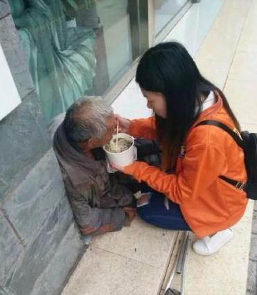 最美暖心女孩喂老人吃米线