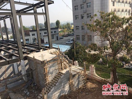 违章建筑已停工。