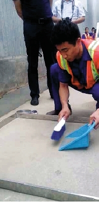 围上一平方米的面积,工作人员将该范围内的尘土收集起来称重。