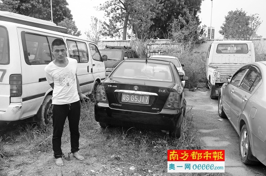 犯罪嫌疑人指认作案所用小车。通讯员 摄