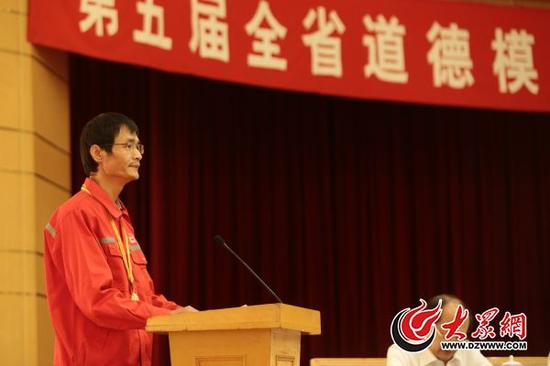 道德模范代表吴吉林在表彰会上发言。