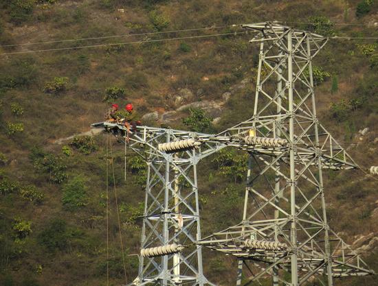 電力員工在山區間架設線路1