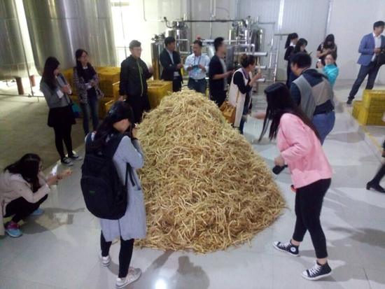 15日，“新常态·新定位·新提升——第十一届中国网络媒体山东行”东线采访团在位于威海文登区的山东颐阳酒业采访。