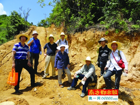 李子颖团队野外照片——左三:李子颖,左四(前):唯一女性研究者李秀珍,右三:黄志章。