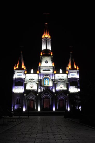 青州古城街边的教堂，在夜色里肃穆庄重，让人心生崇敬 北寒