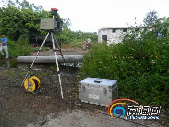 10月13日,南海网记者报道了海口市龙华区遵谭镇宇盛石场被村民投诉的情况,报道引起海口市环保部门的高度重视,14日,由海口市、龙华区两级环保部门来到现场对石场的粉尘及噪音排放进行监测。(南海网记者孙令正摄)
