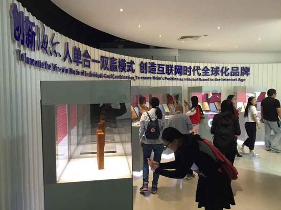 16日下午,东线采访团记者走进海尔集团。