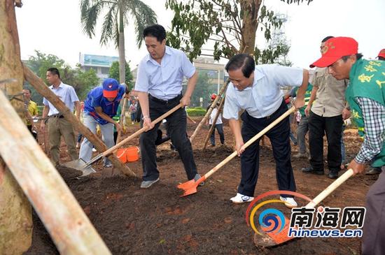 海南省委书记、省人大常委会主任罗保铭,省委副书记、省长刘赐贵带头在海口桂林洋参加群众性义务植树活动(南海网记者陈望摄)