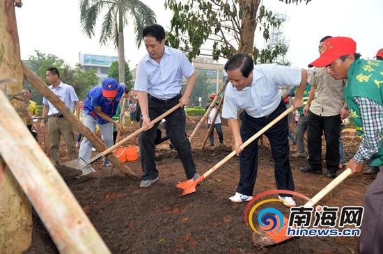 海南省委书记、省人大常委会主任罗保铭，省委副书记、省长刘赐贵带头在海口桂林洋参加群众性义务植树活动(南海网记者陈望摄)