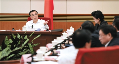 13日，中共中央政治局常委、国务院总理李克强在北京主持召开部分省（区、市）负责人经济形势座谈会。新华社记者 张铎 摄