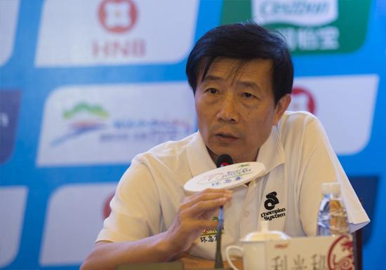 利光秘(海南省农村信用社联合社主任)在环岛赛新闻发布会上