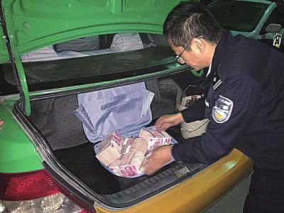 落在后备箱的现金