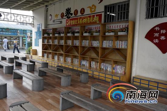 琼山二小在学生放学等待区设置了社会主义核心价值观书屋,让孩子们可以利用等待家长的时间阅读,获得了学生、家长的一致好评。(南海网记者 周静泊摄)
